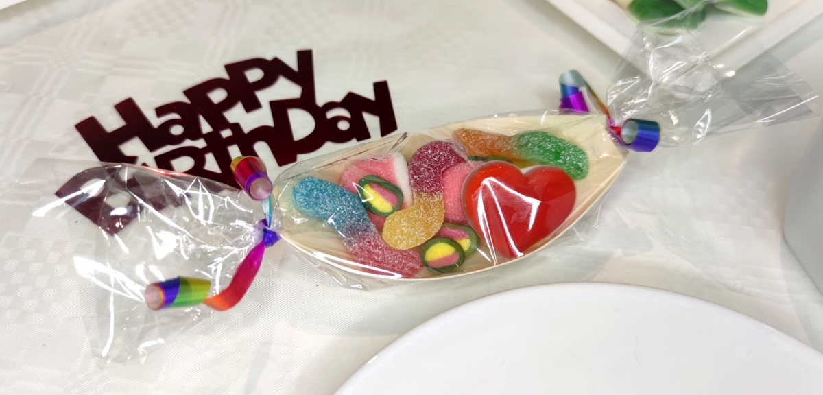 Das Gastgeschenk für ihren Kindergeburtstag. Die kleinen Holzschiffchen sind mit 50g Süßigkeiten gefüllt und liebevoll mit Klarsicht Geschenkfolie verpackt. Das ideale Mitgebsel für ihre kleinen Gäste. Das Gastgeschenk für ihren Kindergeburtstag. Die kleinen Holzschiffchen sind mit 50g Süßigkeiten gefüllt und liebevoll mit Klarsicht Geschenkfolie verpackt. Das ideale Mitgebsel für ihre kleinen Gäste.